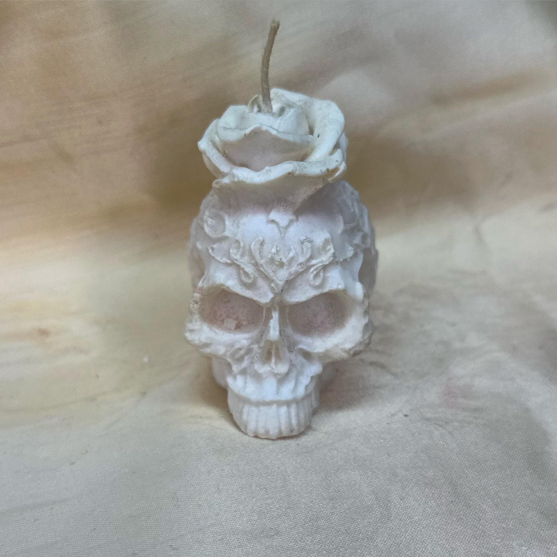 Tete de mort avec rose